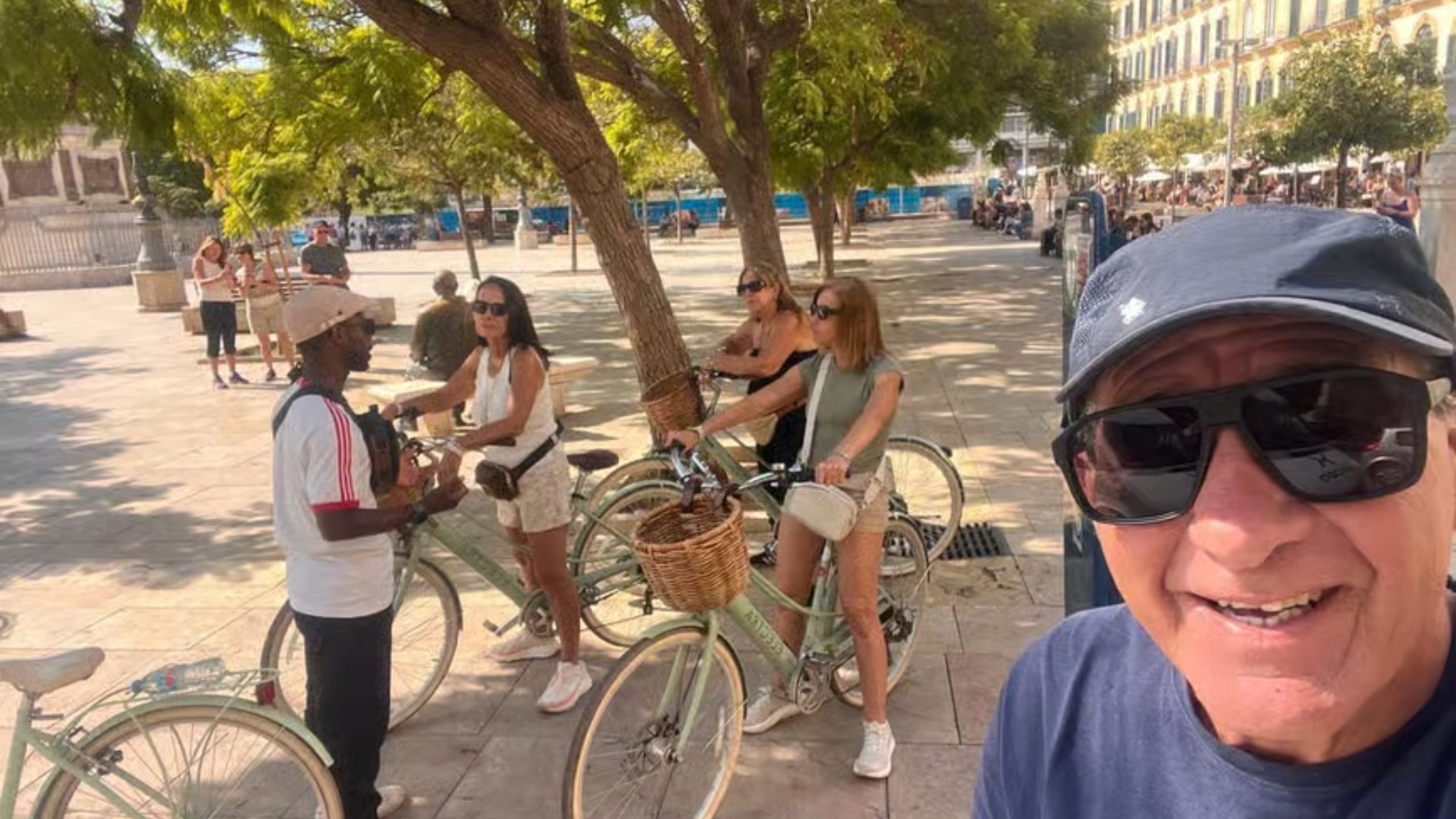 Málaga: Highlights, Hidden Gems and Coast Vintage E-Bike Tour